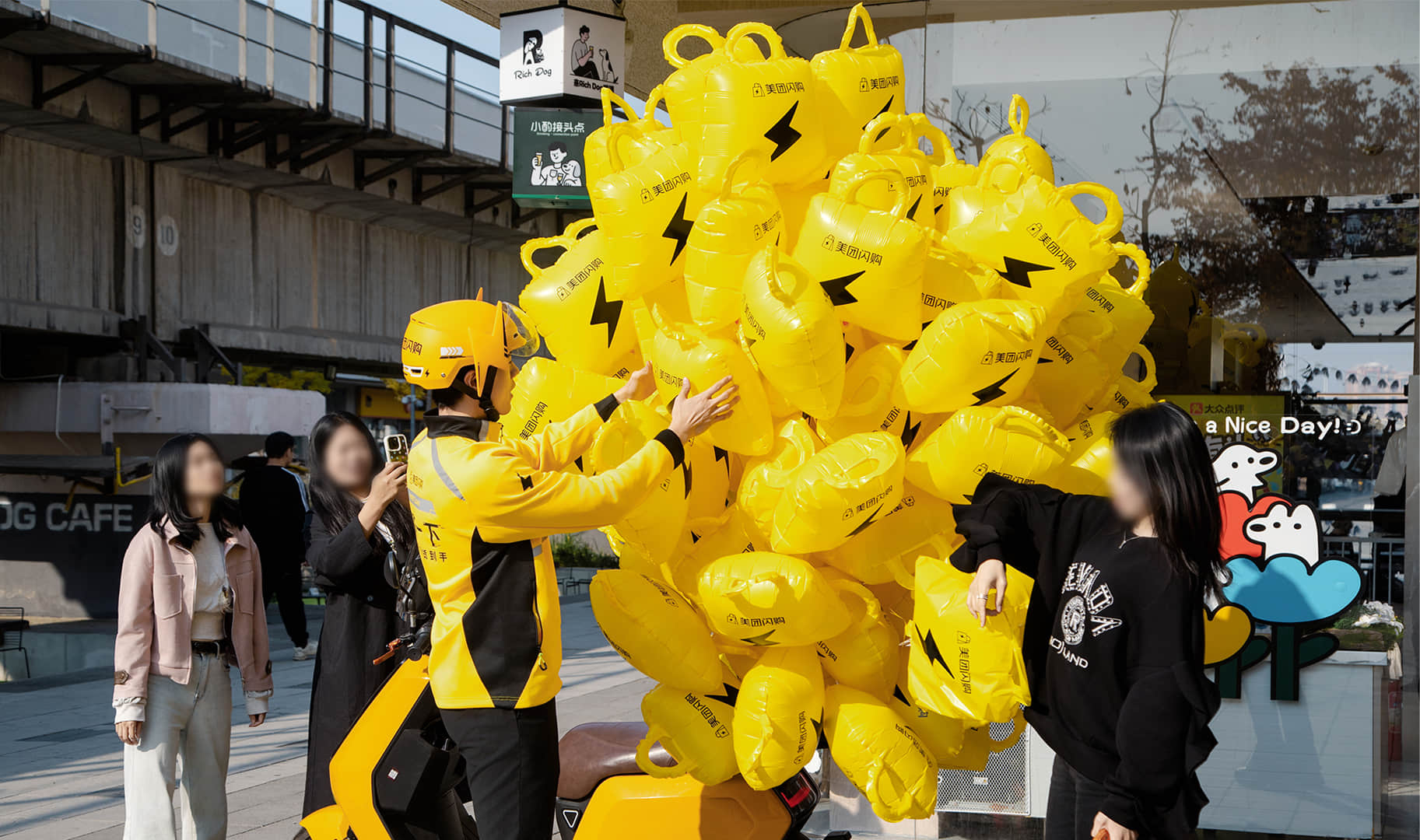 美团闪购双11袋你飞 看着网上疯传的李飞抽象舞蹈！忍不住发出疑问！是什么让从金句