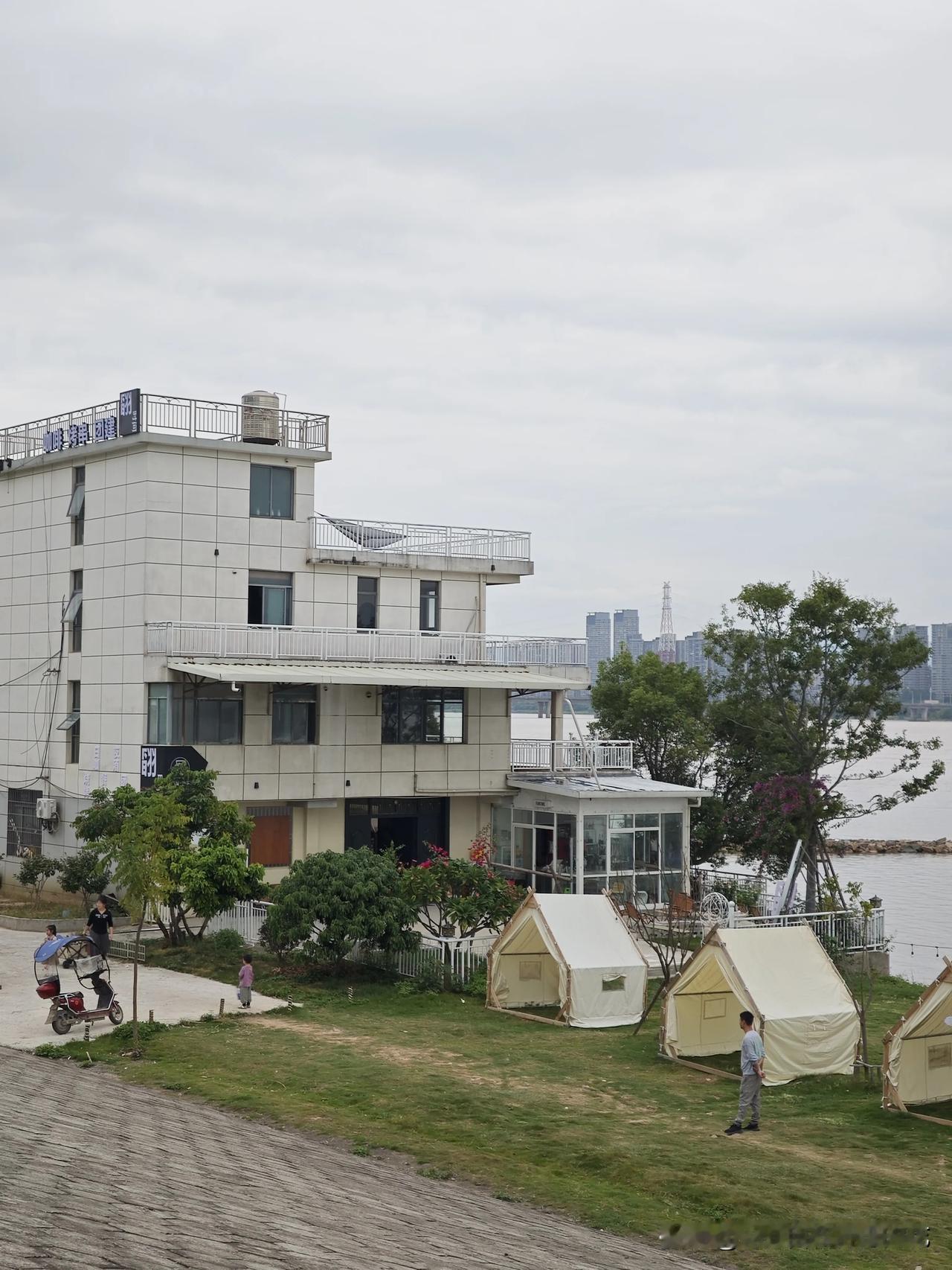 闽侯南屿镇乌龙江大道旁除了有十里江湾露营地外，发现马洲村附近还有另一个很适合露营