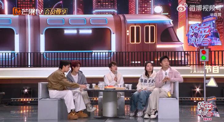 成毅写笨小孩到底是用的左手还是右手你好星期六 跨年名场面超精彩纷呈，成毅镜头签写