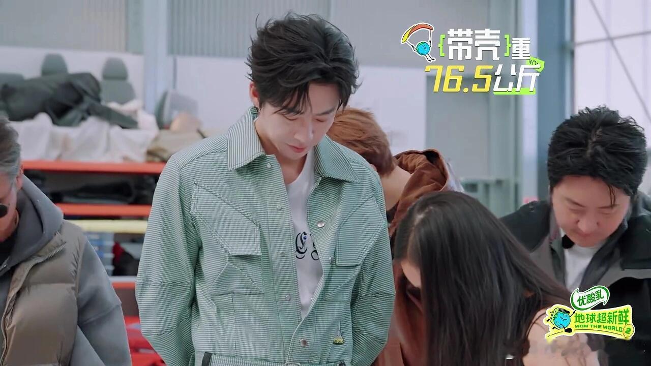 刘宇宁带壳体重76.5KG，去了衣服这身高还不到150？！这身材保持的是真好啊！