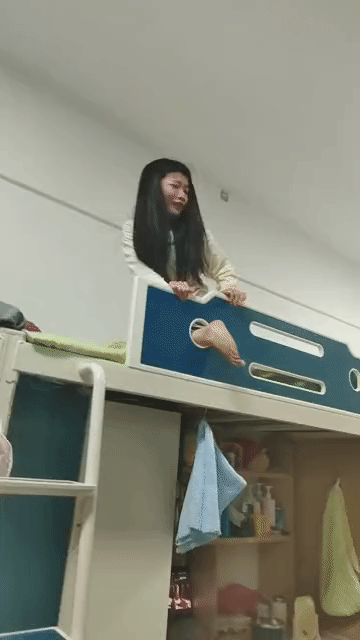 有没有人来拯救下这个少女，这种情况怎么才能安全把脚救出来？[捂脸]