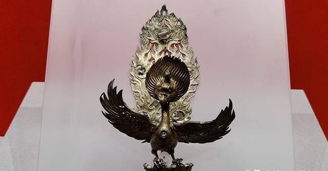1978年，云南大理，一位民工爬上了崇圣寺千寻塔，他要修理塔顶。就在这个时候，塔
