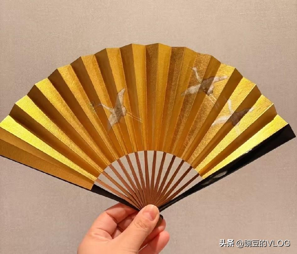 别说日本人，中国折扇就是中国折扇谁都抢不走…[捂脸]
看到欧洲人使用中国折扇消暑
