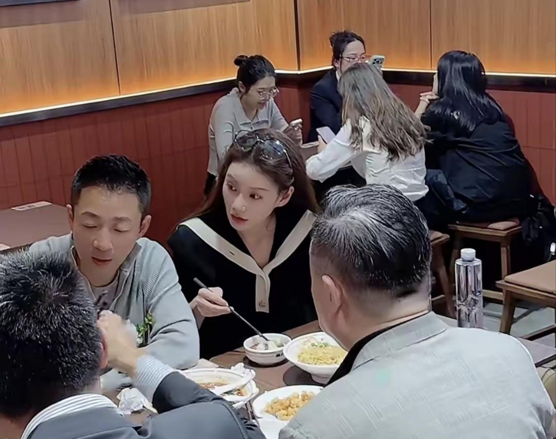 麻六记的高管齐聚一堂，汪三宝也在现场，洋洋总抱着他。
没有见张兰在现场，这位霸气