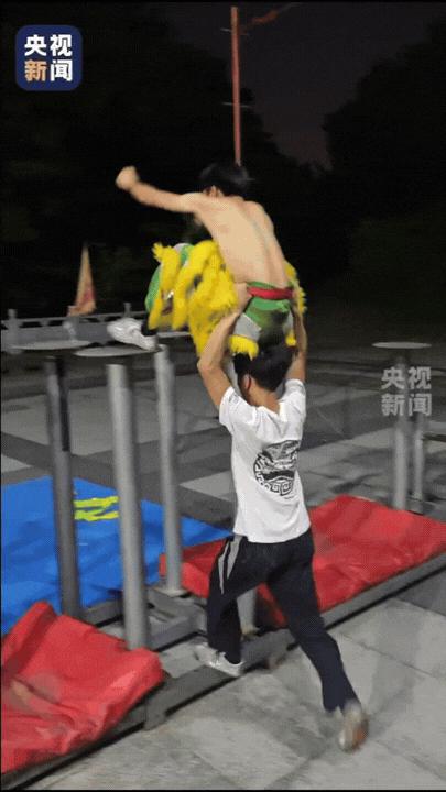 “这一下彻底解释不清了！”近日广东东莞，两个“雄狮少年”暑夜练高桩，我愣是没看明