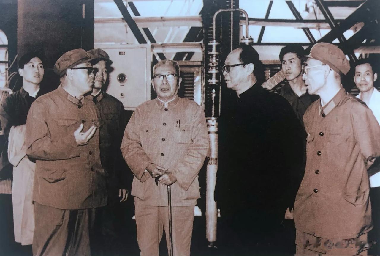 1984年4月中央政治局委员、中央书记处书记宋任穷（左二）和国防部长张爱萍（左四