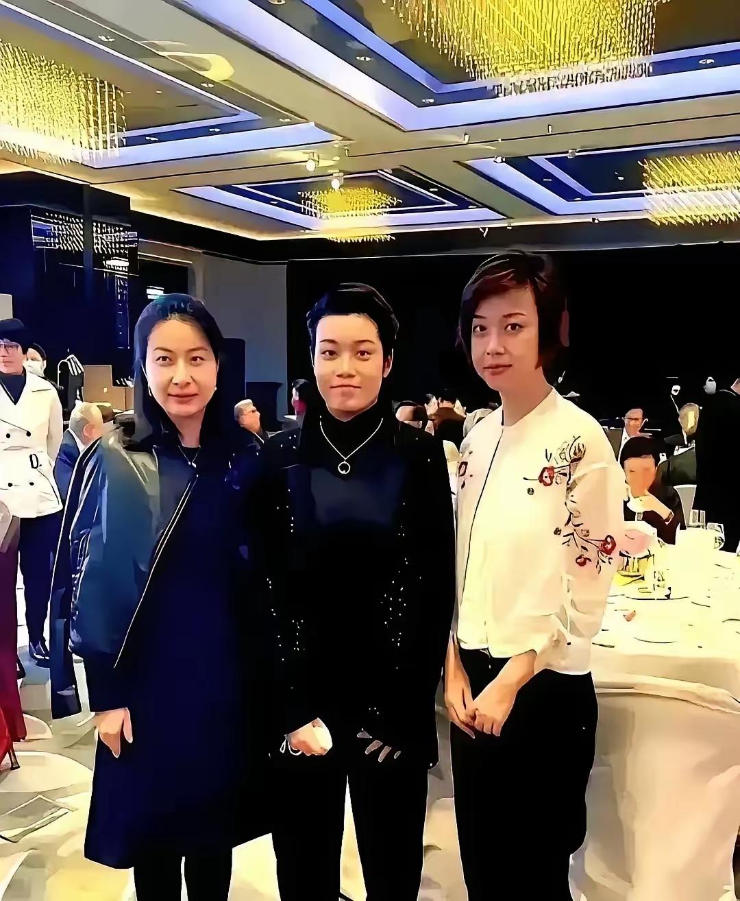 站C位的是杜凯琹。2025年8月16日，她与郭晶晶、张怡宁合影，左右分别是二人，