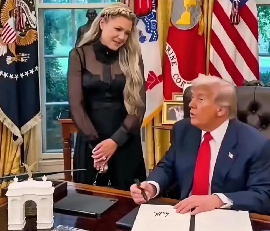 那张照片是真的。
剪辑也是真的。
特朗普搂着Cheri Jacobus的肩膀，在