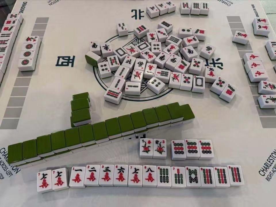 瓦妮莎今日分享了一组照片，照片是关于中国麻将。瓦妮莎拍下了两张自己胡牌的照片，配