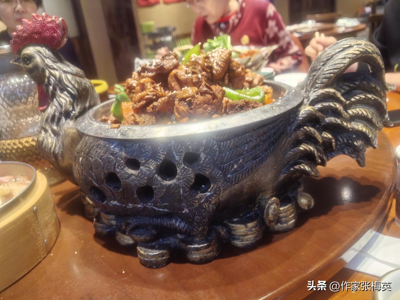 昨天去吃饭，点了一份炒鸡。上菜后，发现装炒鸡的竟是个鸡造型的盘子，模样萌萌的，十