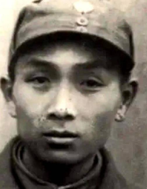 1940年，新四军副团长被日军追击向老农求助，结果老农一脚把他踹进水田，之后，副