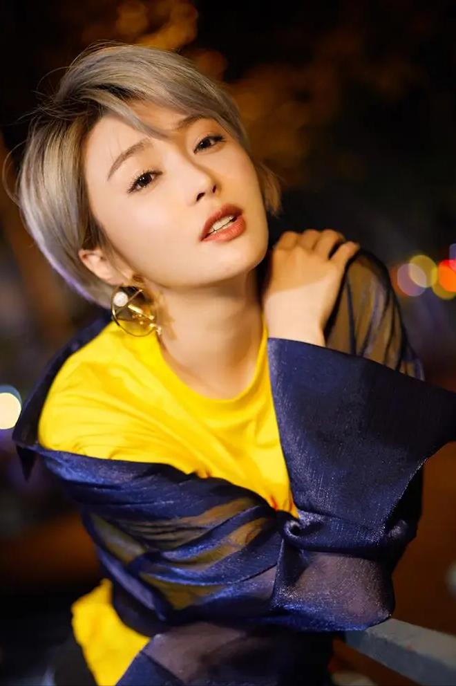 歌手，陈冰，参加好声音，一曲光年之外，震惊四座，四个导师一起转椅子，成为那英团队