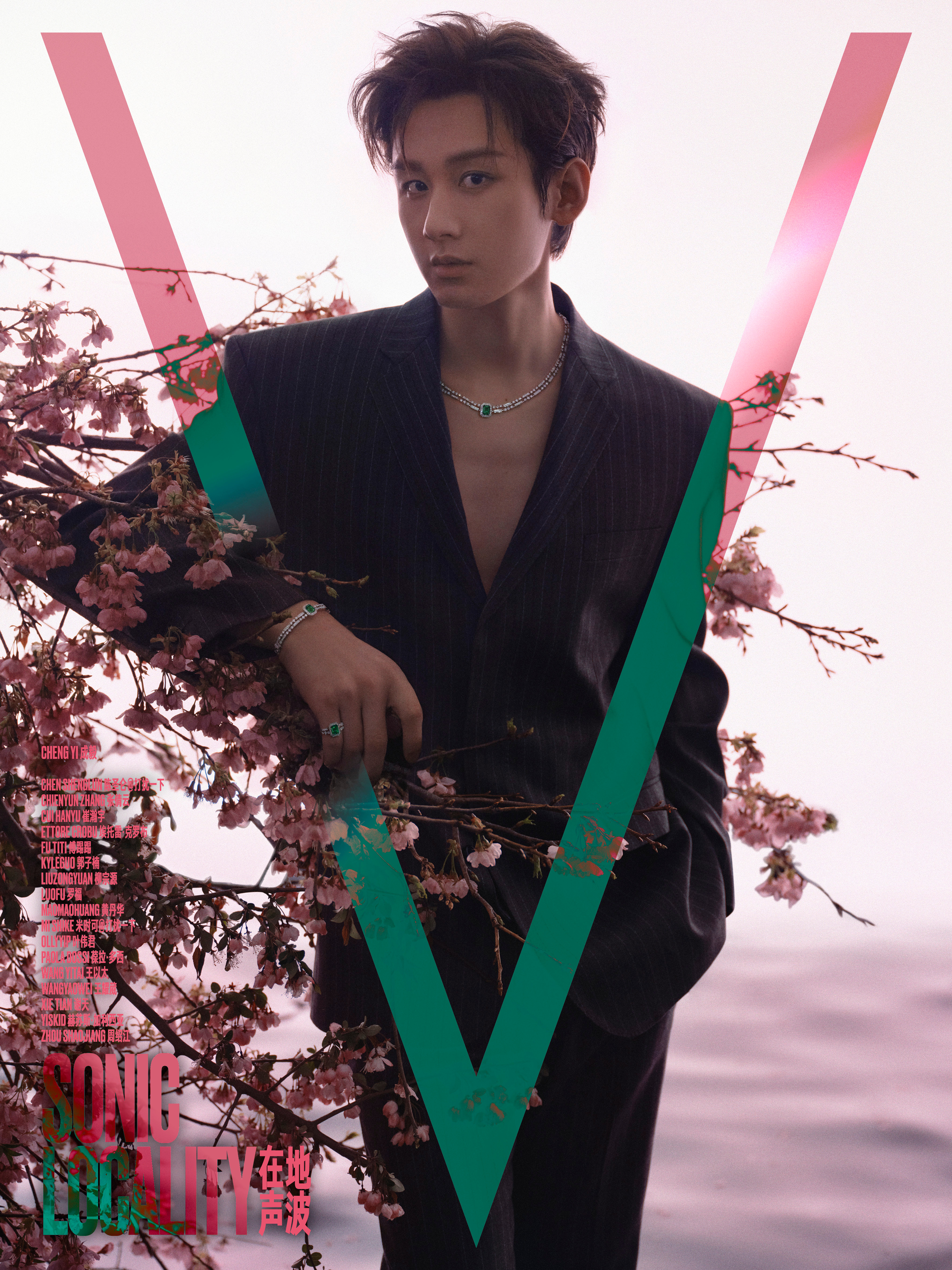 成毅V中文版五月刊封面V中文版多面体成毅概念封面突破风格边界，演绎双面极致魅力。