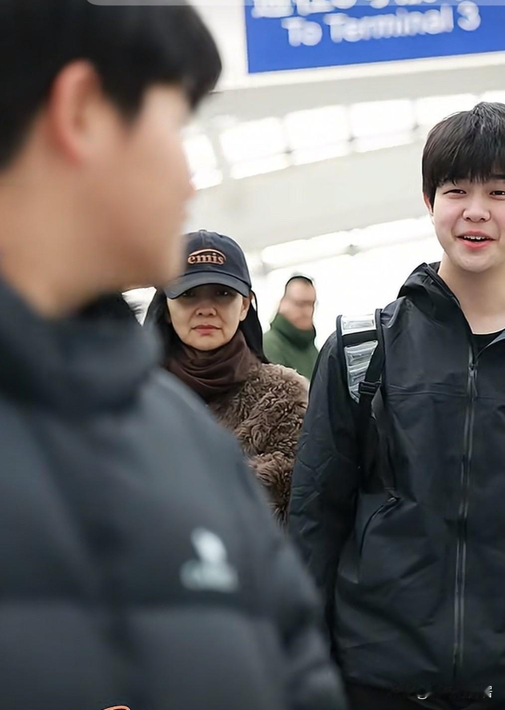 有钱就是好啊，
以前胡可的这儿子小鱼儿有个医生说怕他长不高，可把沙溢胡可的夫妻俩