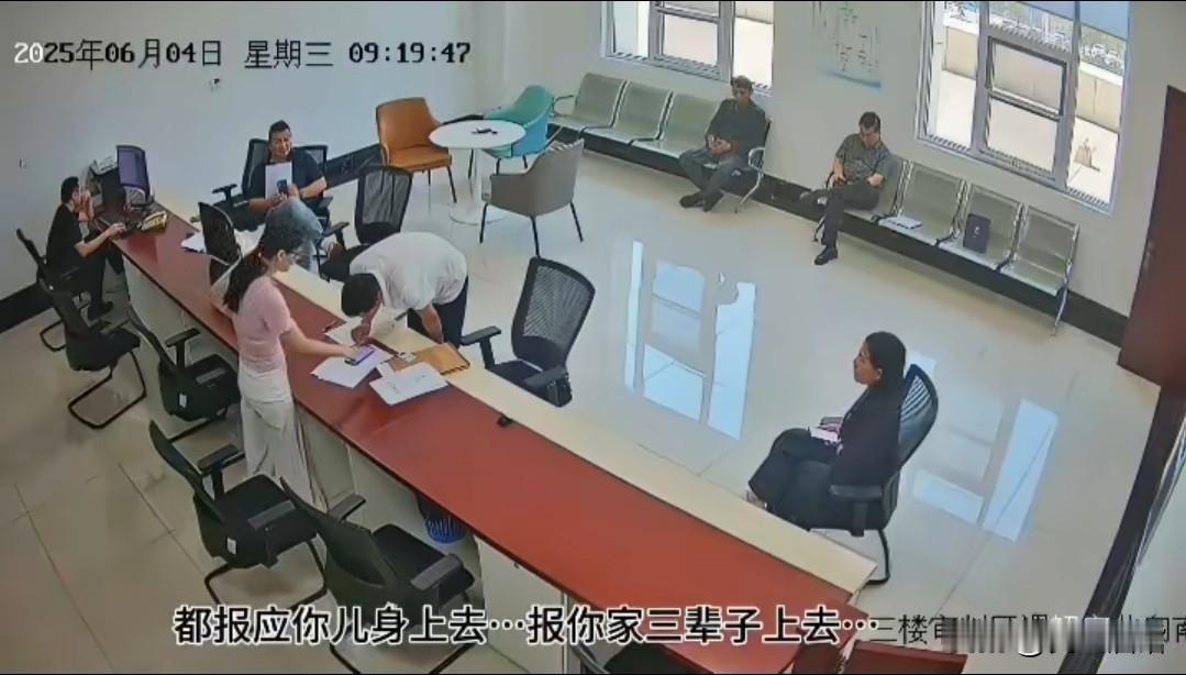山东临沂那个妇女骂法官的话确实难听，但是法官对其拘留又罚款十万确实是更严重的违法