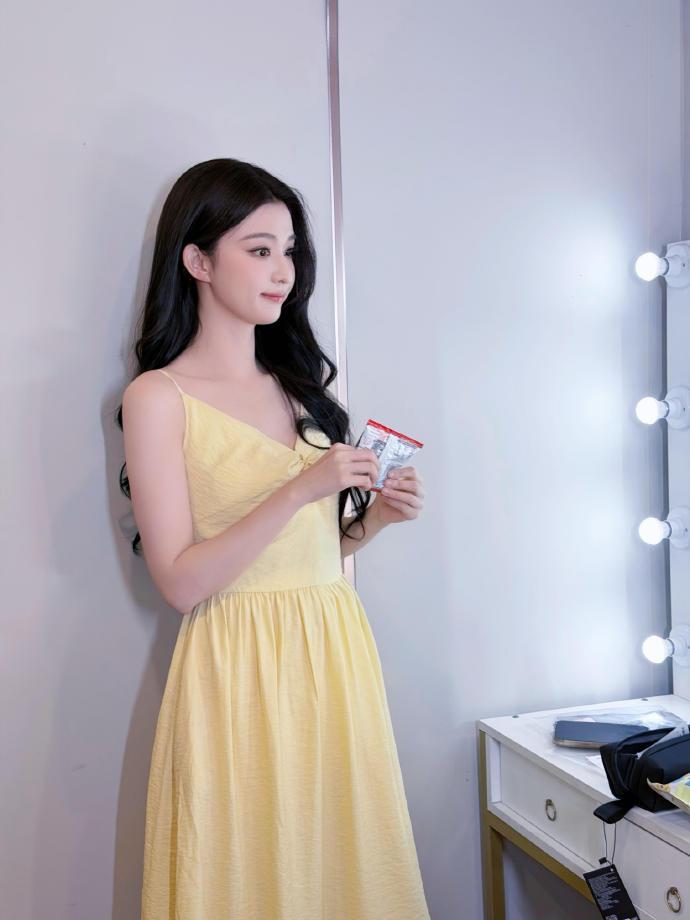 漂亮明星照片分享
王楚然鹅黄吊带长裙，真的是明艳又美丽！！