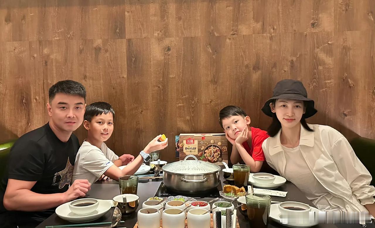 超高颜值的一家四口
我发现

王皓只要不上班就又帅五个度
小雅姐也是稳稳的美丽