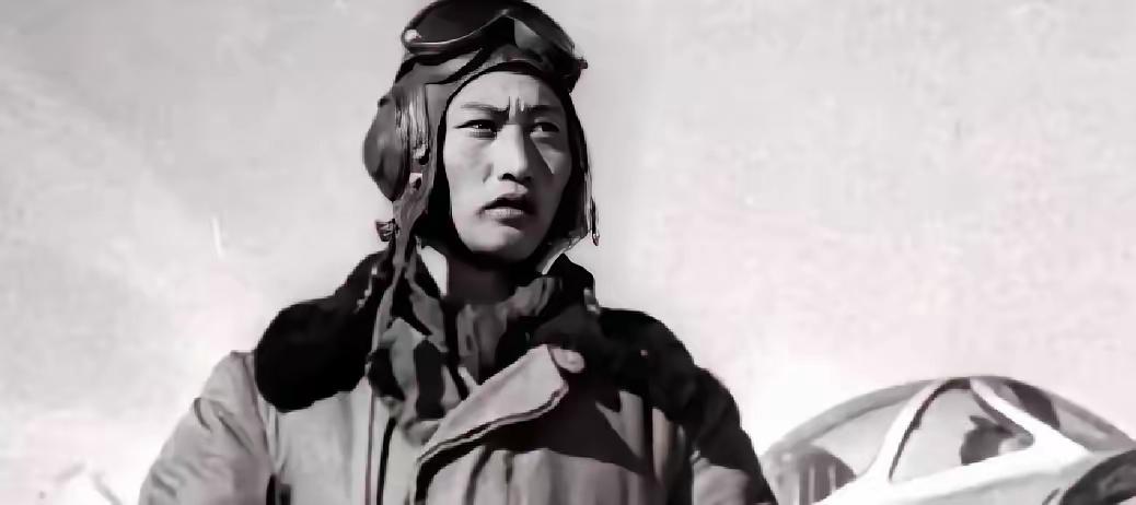1951年，志愿军飞行员刘玉堤在返航途中，无意间发现，自己身下竟有一群黑压压的敌