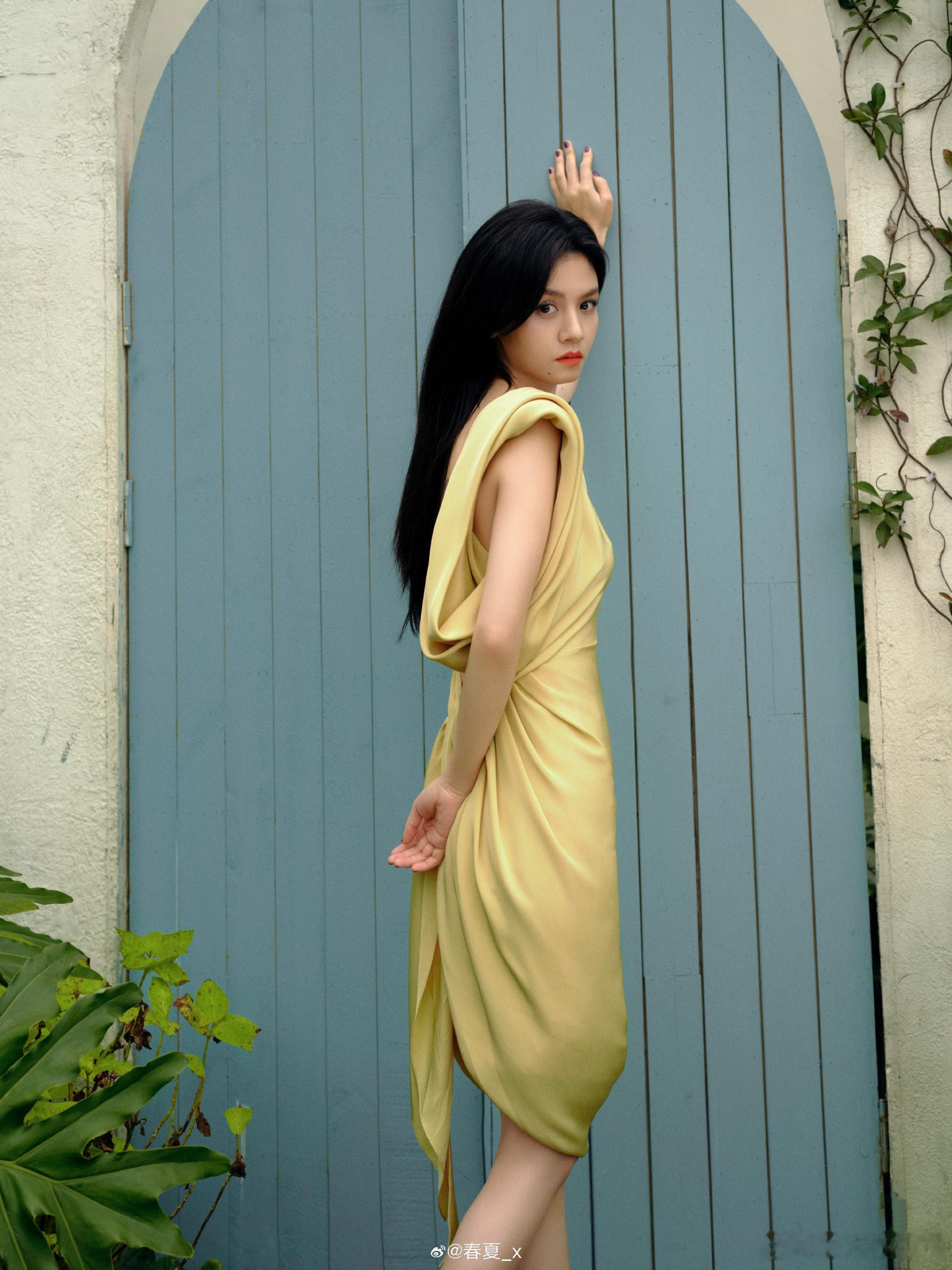 春夏把额头露出来大大方方的 谁懂露额发型的魅力？春夏将额头完全展露，没有丝毫遮掩