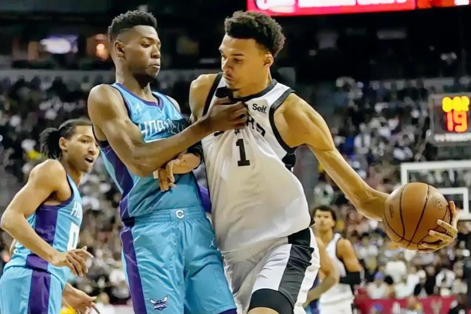 文班亚马NBA首秀，率领马刺队76-68战胜黄蜂，一战反映出以下三个可笑的事实：