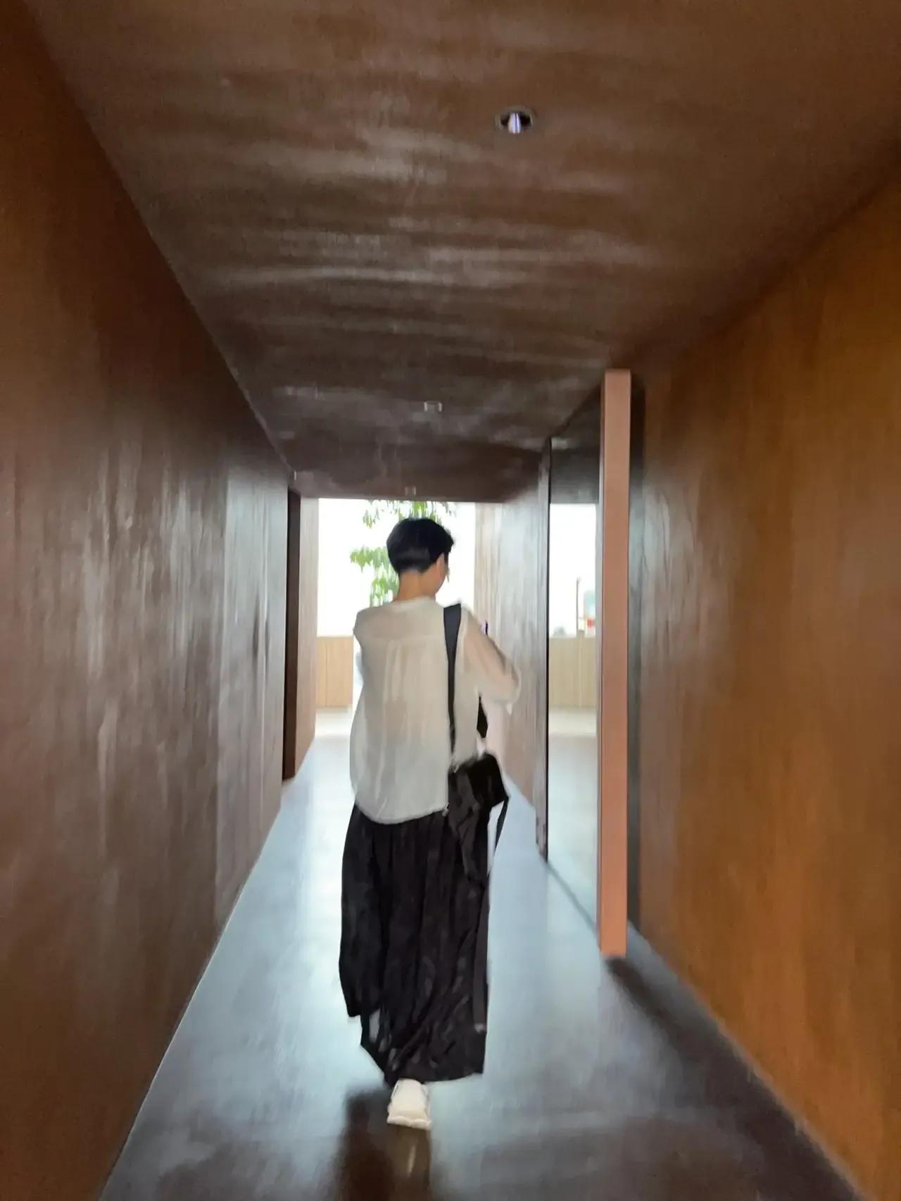 54岁的李玲玉在社交平台晒出自己的美照，真是人到中年，容颜不老，穿白色防晒衬衫，
