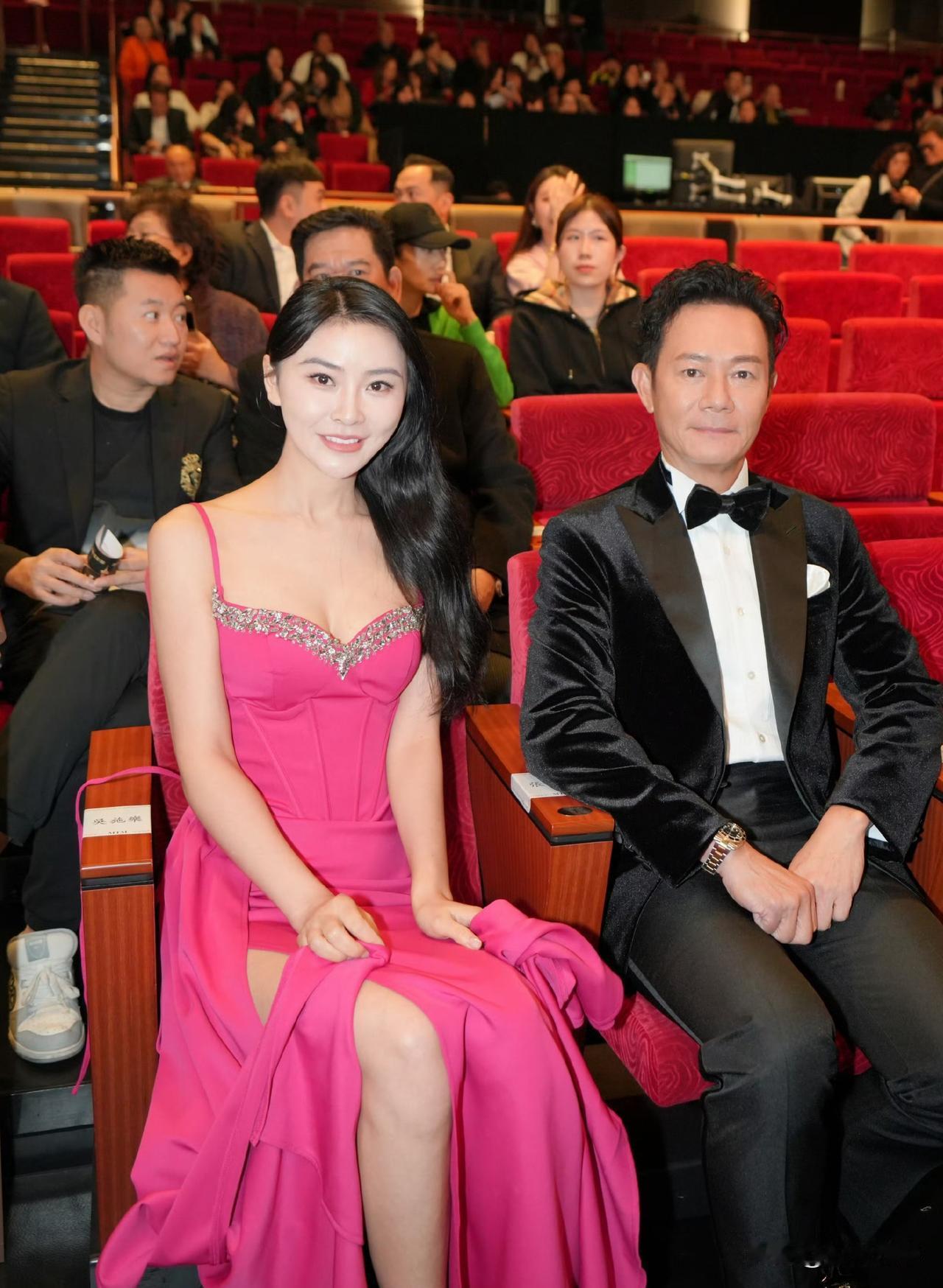 这张俊男靓女合照，左边的红裙美女是2020年亚洲小姐全球总冠军获得者吴丹。她是超