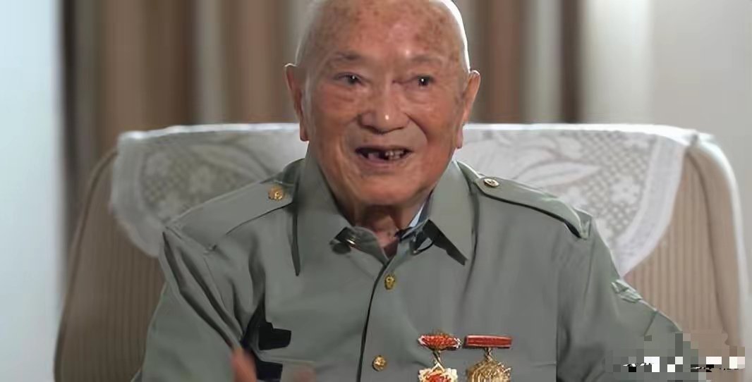 他是长征路上年龄最小的红军战士，他的舅舅是开国元帅，他是上校军衔，曾任成都西城区