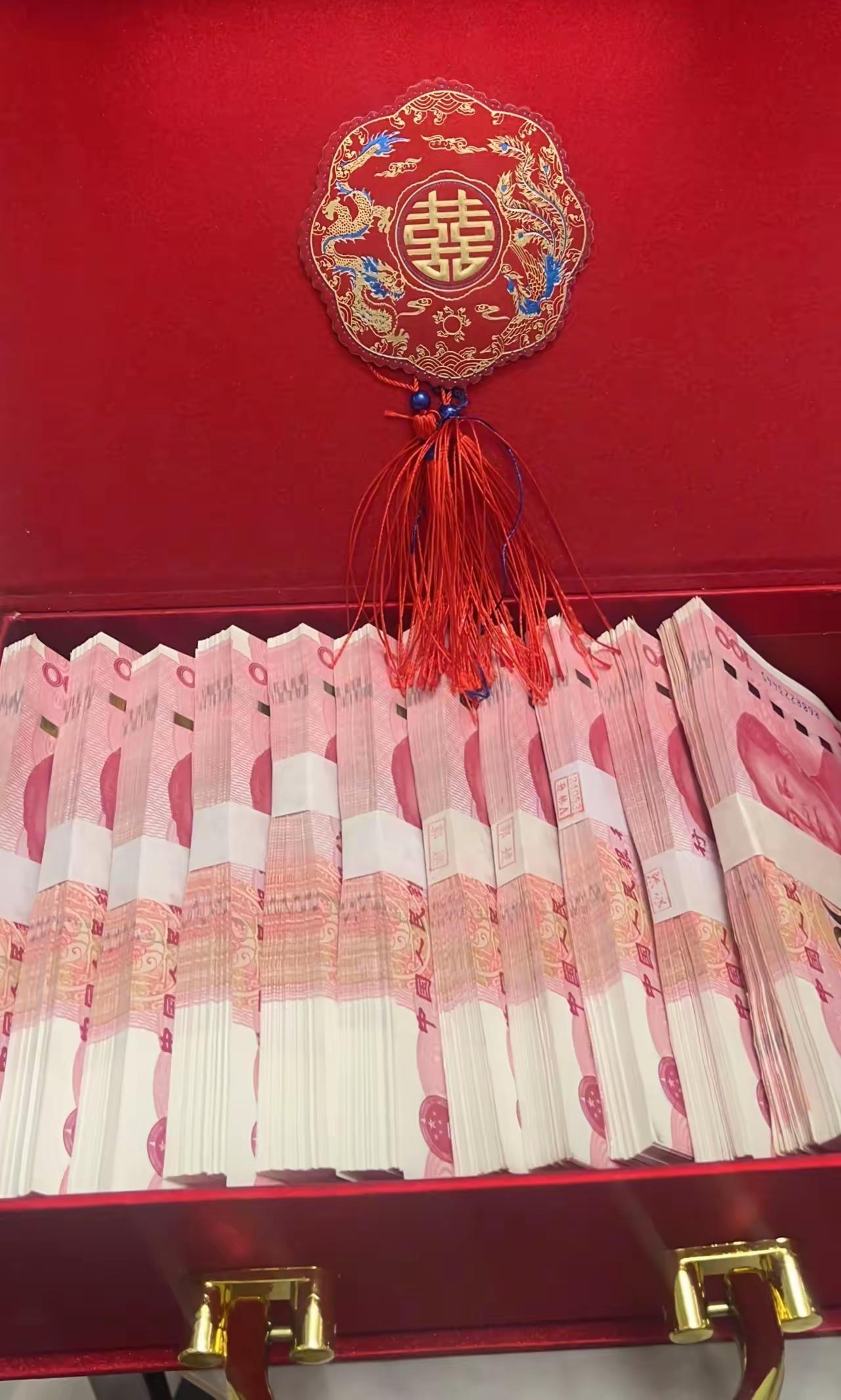 我们村有个姑娘天生不来月经，男方家知情后还是按规矩给了18万6彩礼。可婚礼前一天