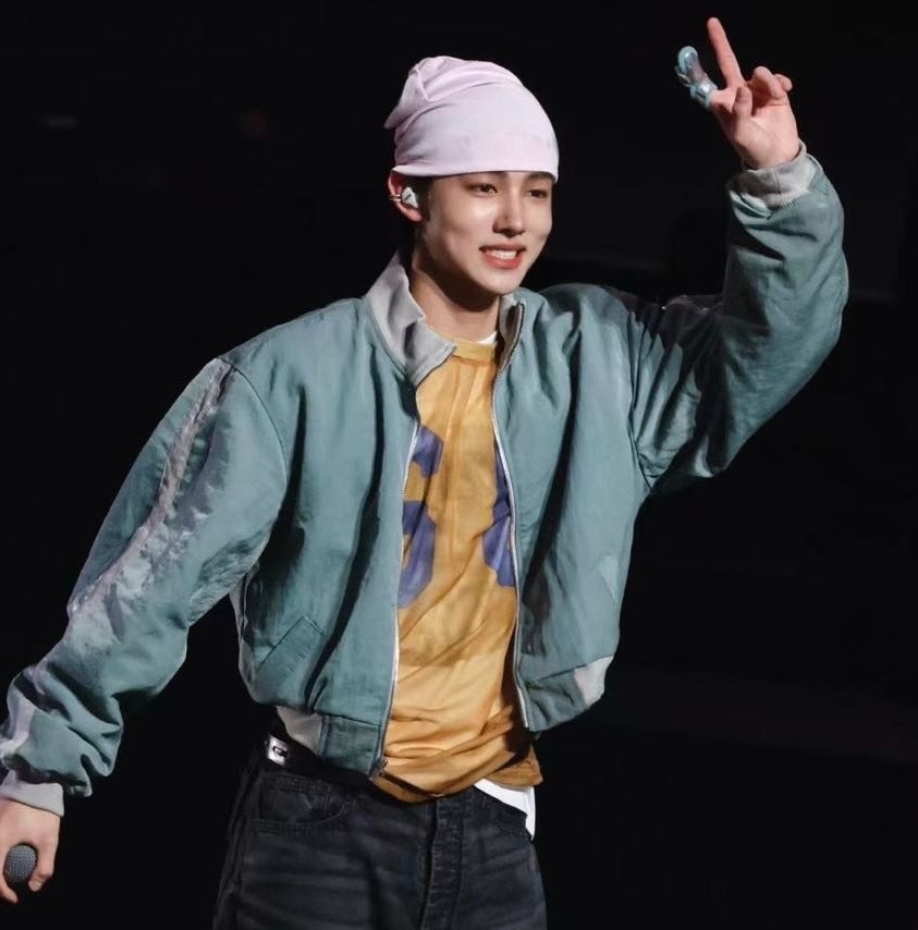 Cortis严成玹今晚造型疑似致敬欢乐斗地主 也太接地气了 