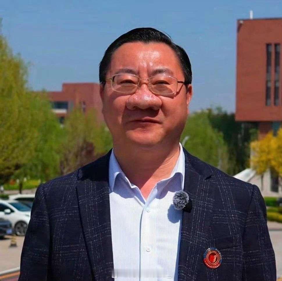 北大校友会副会长这鼻子大离谱 
