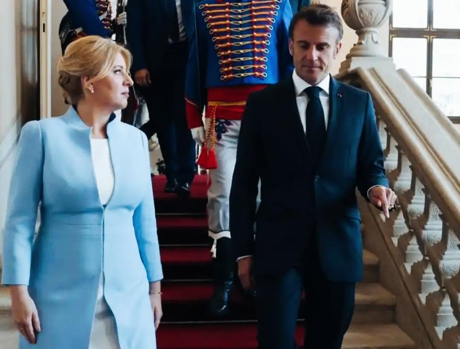 斯洛伐克前总统苏珊娜看马克龙的眼神挺特别啊！
这是在听马克龙讲什么呢？
这眼神中