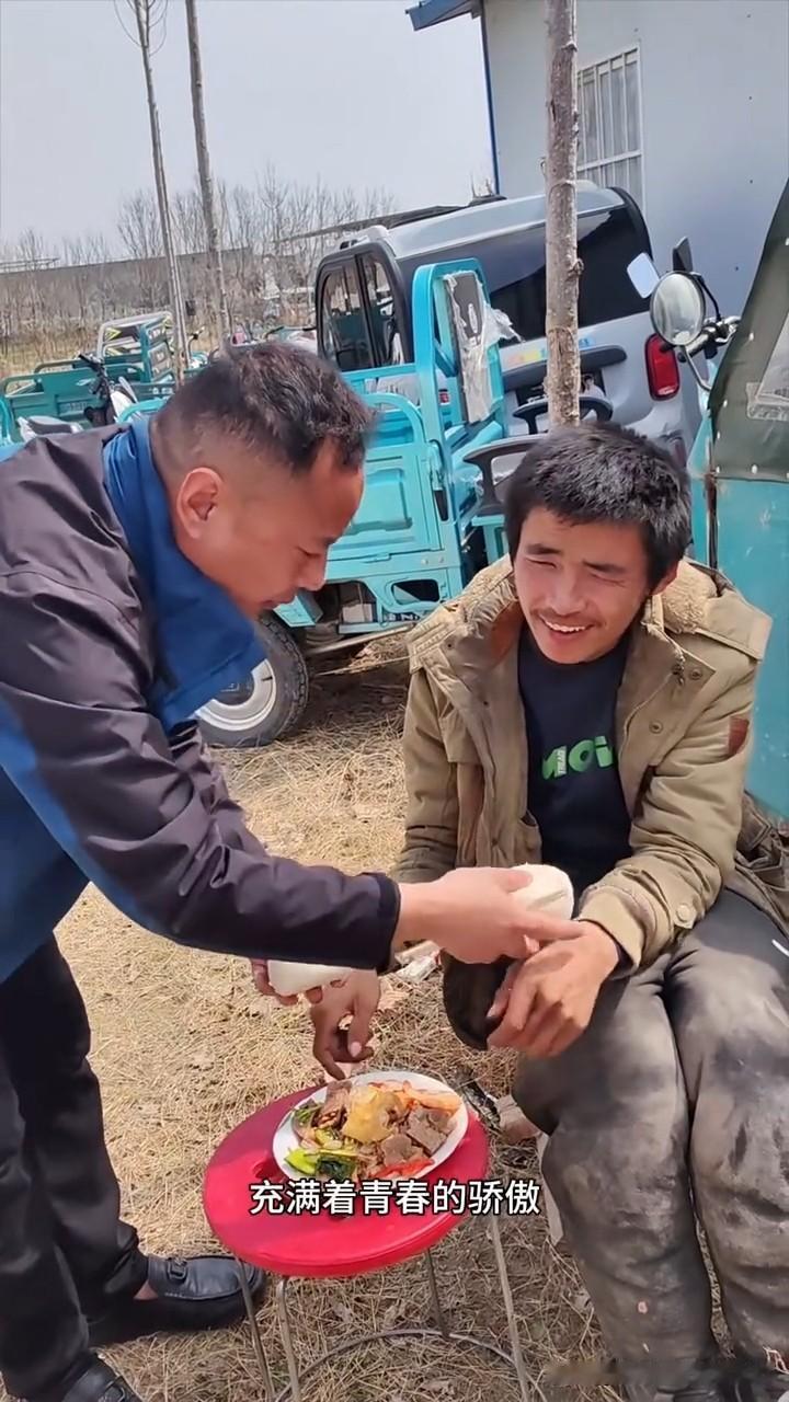 乖乖嘞，看完这视频，心里暖得直发烫！恁瞅瞅这大哥，吃席的时候啥也没顾着，就端着个
