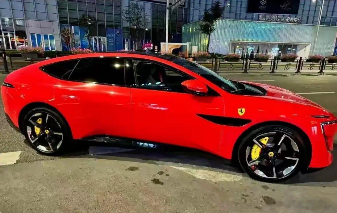 这位重庆的阿维塔11的车主，虚荣心作祟让你的爱车“面目全非”，法拉利车主看到估计