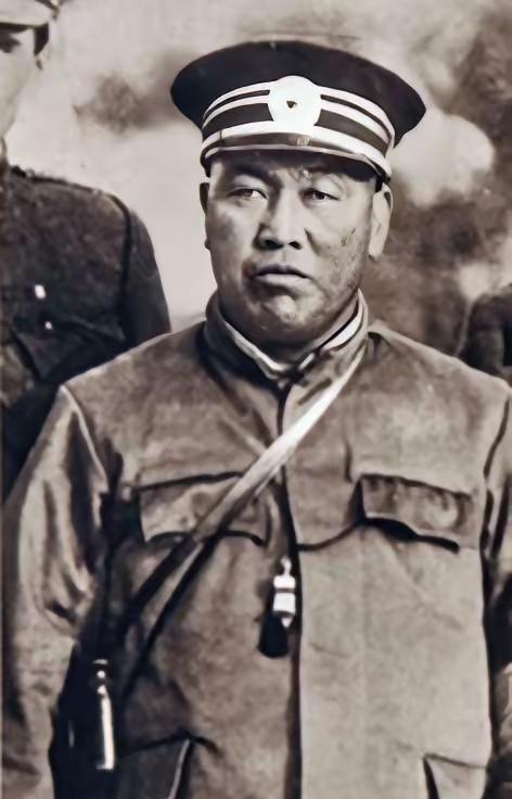 1925年，施从滨打了败仗当了俘虏。军阀孙传芳火气上来就要砍人，幕僚杨文恺赶紧拦