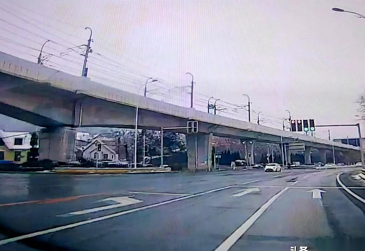 我跟你说，今天下班过龙王塘大桥，差点一脚油门亲上马路牙子。
真的，就差那么一点点