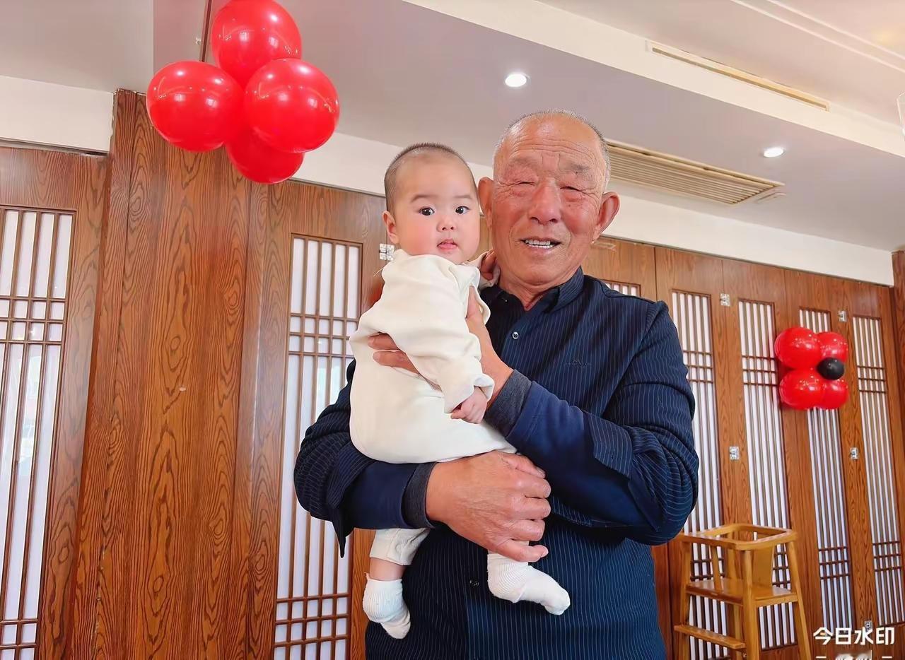 这是两张表现幸福的图片。
     儿孙们给老爷子祝寿时，老爷子抱着自己的重孙子