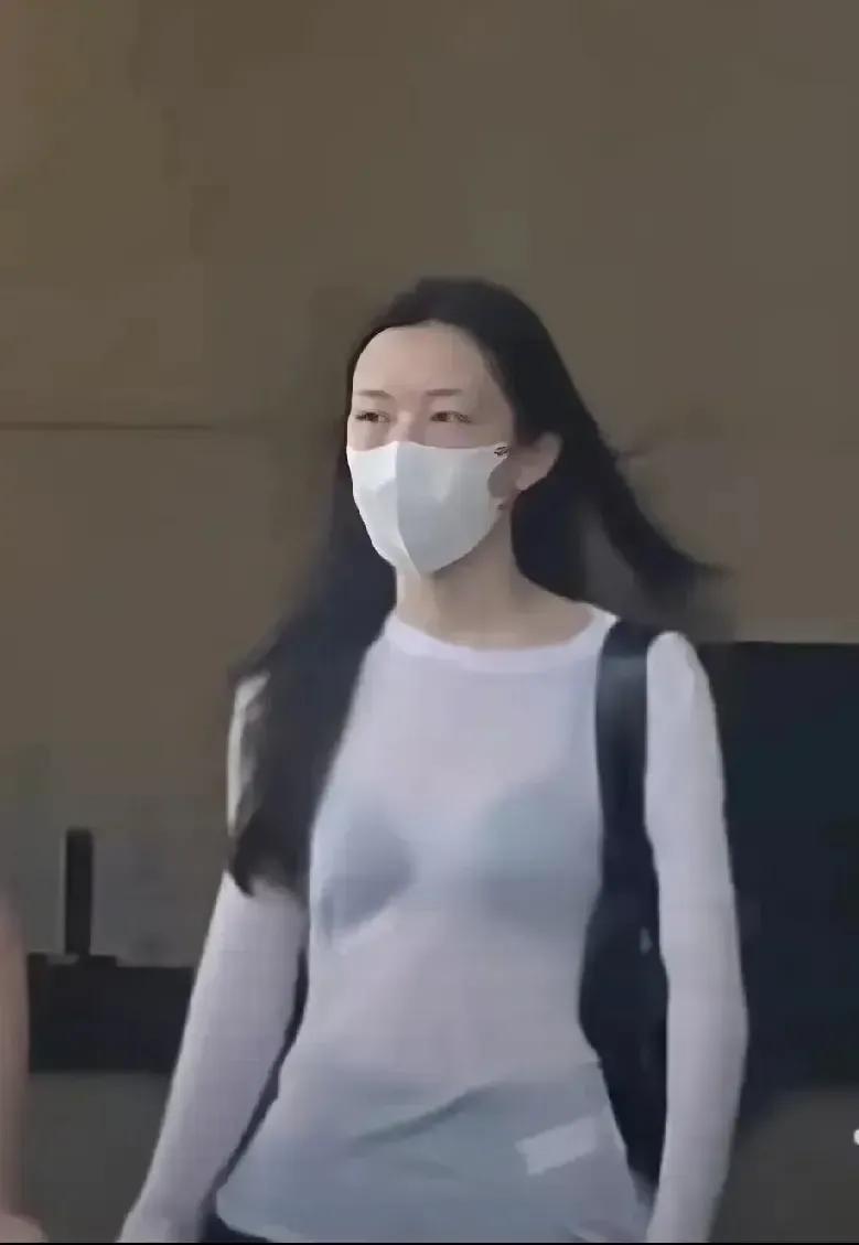李嫣气质高冷像王菲，长相还是和李亚鹏是一个模子里刻出来的。
遗传了父母的大高个 