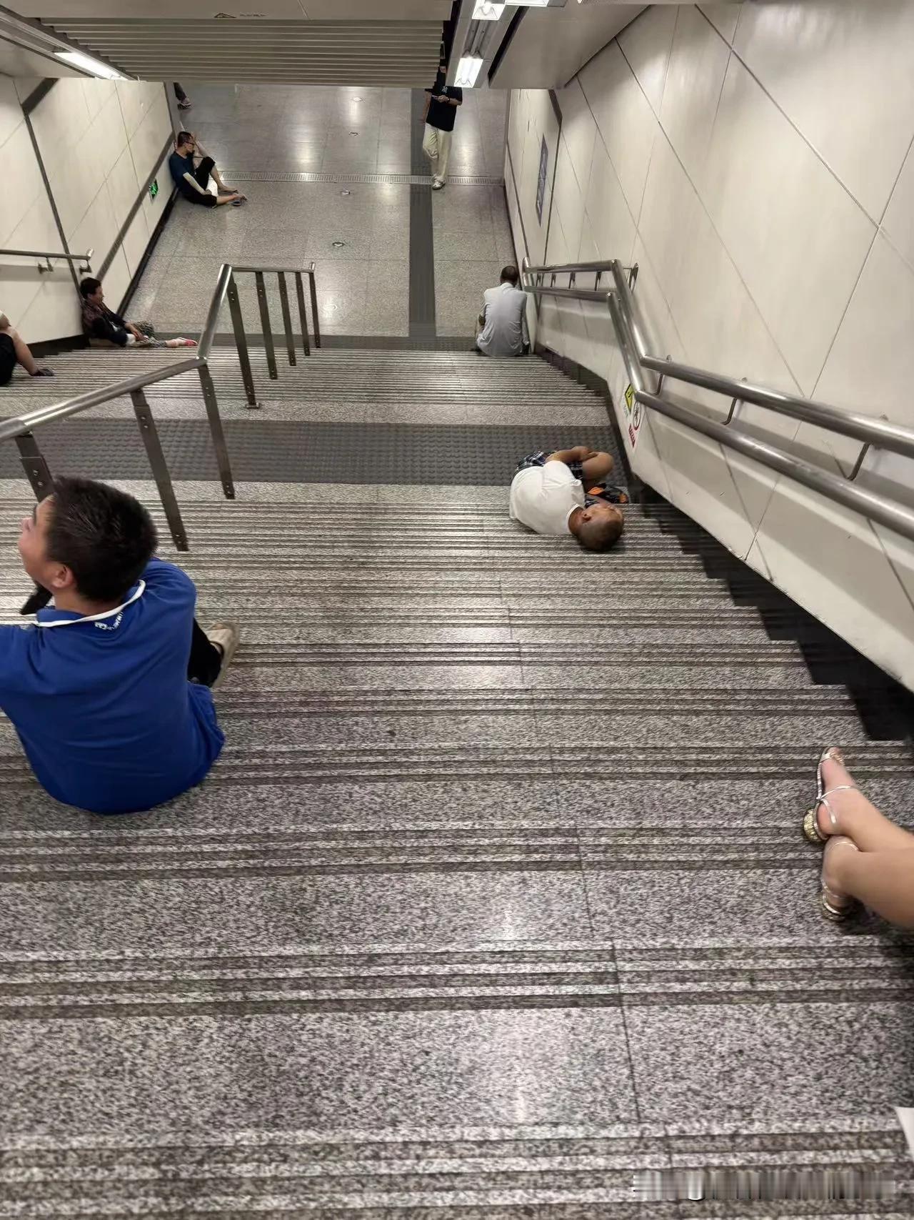 西安这座城市的夏天实在是不宜久留了，连续好多天都是40℃的高温，愣是一滴雨都不下