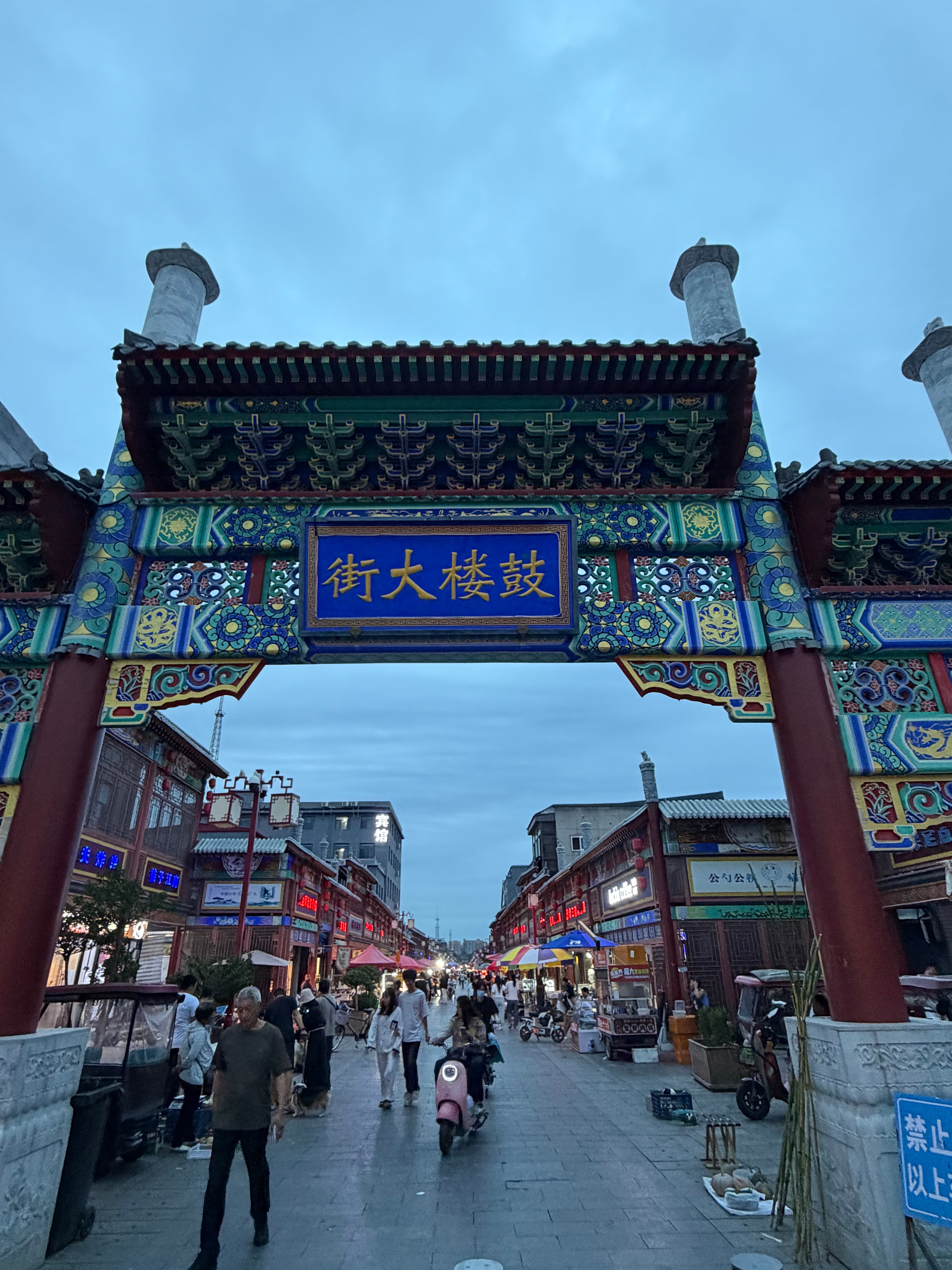 元代就有这条街道，明代嘉靖年间修建通会楼（鼓楼），鼓楼跨在大街正中，左边钟、右边