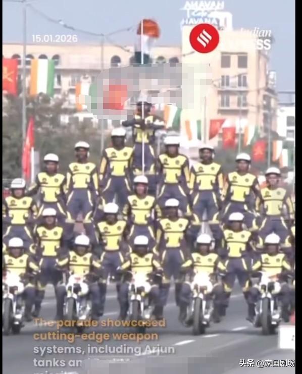 印度陆军节阅兵式，再现经典摩托车叠罗汉。
     1月15日，印度第78届陆军