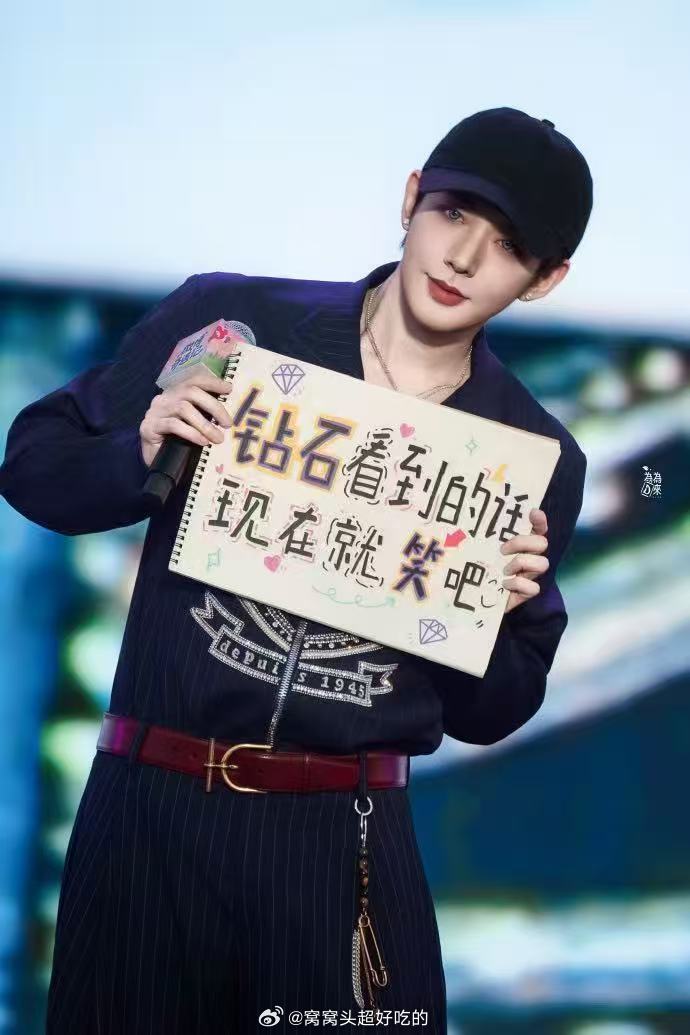 哇前几天才刚看到邓为给粉丝们做逆向饭撒还亲手画了饭撒牌，今天就看到上海钻石交易所