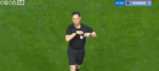 新赛季中超第一张红牌：深圳新鹏城老将姜志鹏肘击蓉城席尔瓦，直红出场席尔瓦被肘出血