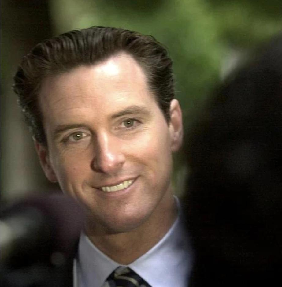 纽森这一家六口都是高颜值，还是天花板级别的。
全家组团去炸街，个个都是回头率超高