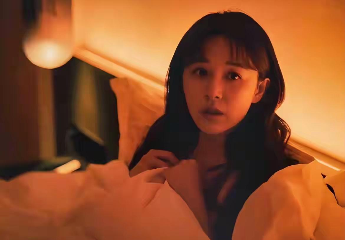 别再猜李东明把乔海伦按在桌上是不是演戏了，这场戏的唯一观众，是吕总。
大白天，人