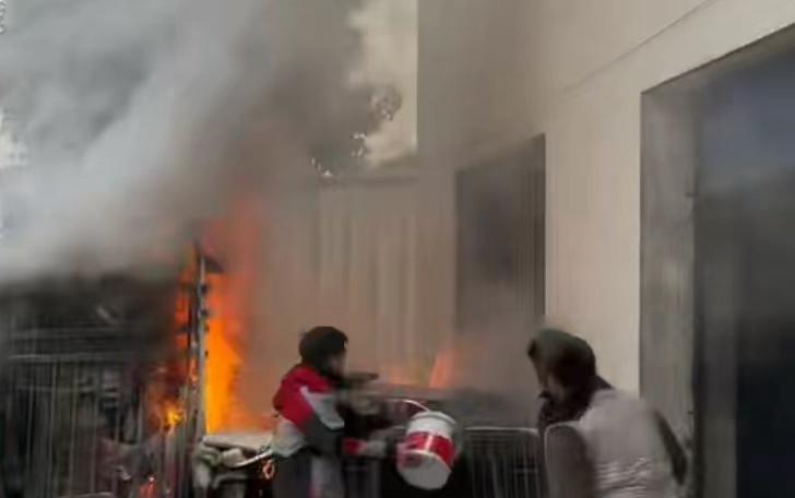 无锡有我【9名无锡快递小哥勇扑火情】近日，无锡顺丰金鹰工业区营业店斜对面的一处居