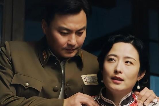 央视热播剧《九个弹孔》中的邓向荣(徐百慧饰演)是第一女主角邓向群(何雨虹饰演)的