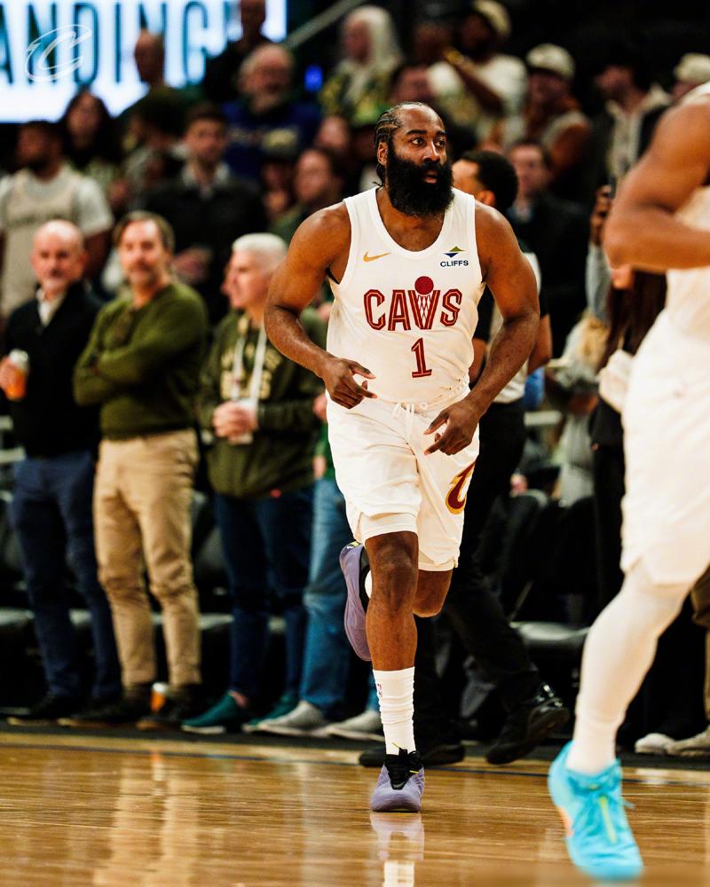 10次出手，27分。
哈登又给全联盟上了一课。
看看这数据：10中7，三分4