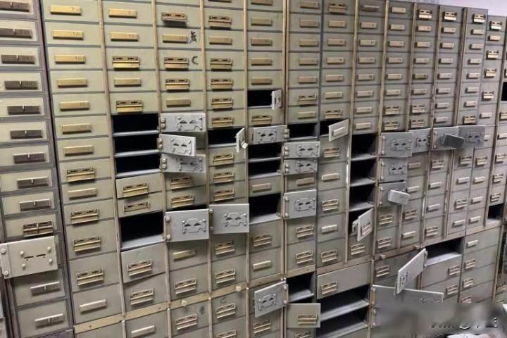 银行劫案没抢钱，只搬走保险箱，地下通道成迷宫，黑市悄悄收货
四月十六日下午，有三