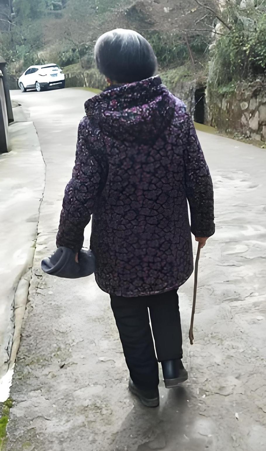 这辈子最不能亏欠的人就是妈妈。

她也曾爱美爱自由，自从有了孩子。

甘愿放弃自