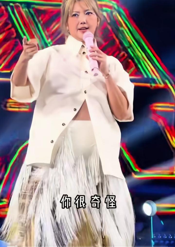 孙燕姿香港演唱会再唱《第一天》，白色羽毛蓬裙搭配圆润的身形，被网传怀孕，经纪人火